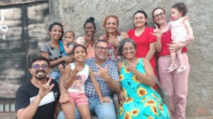 2023: Grupo de participantes e filhos - pesquisadora, professor colaborador egresso do curso de Letras libras UFRR e colaboradora. Filha da pesquisadora (no colo)