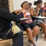 Lucia de Buriti surdacega na oficina de Varzea Queimada