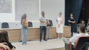 Na foto: Nelson e Francis, representantes da comunidade surda migrante da Venezuela na cidade de Boa Vista, Roraima, acompanhados da doutoranda Alessandra.