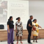 Na foto: As irmãs surdas Lúcia (surda-cega) e Luiza, acompanhadas dos respectivos filhos Luís e Nathália e do Prof. Anderson.