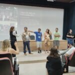 Na foto: Isac, Edilena e Mauro, representantes surdos da comunidade de Vila de Fortalezinha, Pará, acompanhados do líder comunitário Manoel (Preto) e da Profa. Ivani.